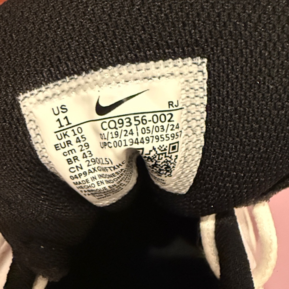 Nike Gray and Black Sneakers - Picture 6 of 6